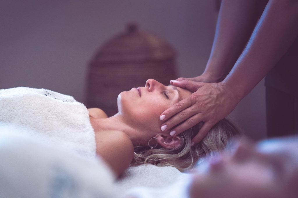 mulher a ser massajada no rosto - massagem normandie
