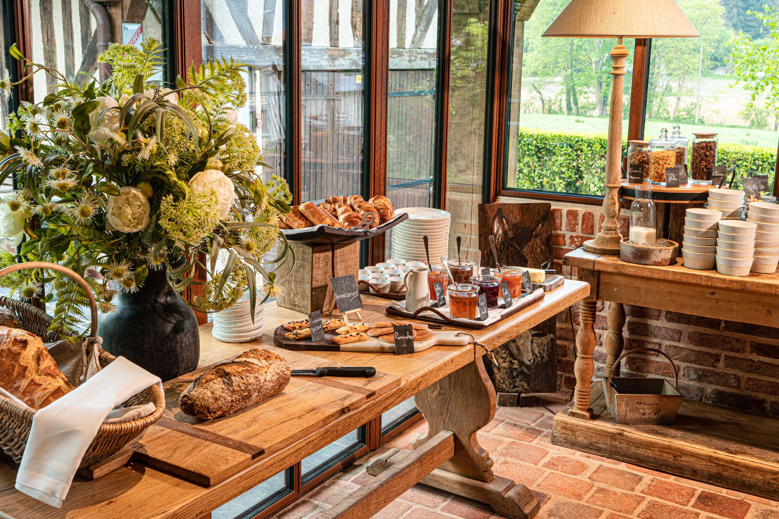 buffet du petit-déjeuner de l'auberge de la source - honfleur hôtel de charme