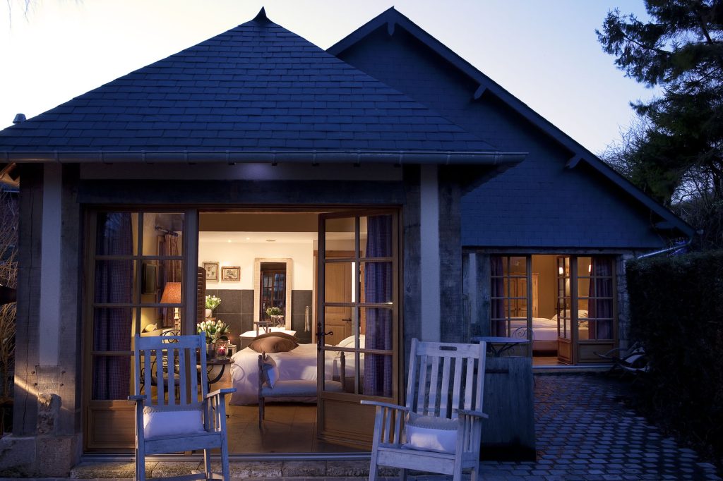 vue extérieure de nuit d'une chambre de l'auberge de la source - hotel de charme normandie