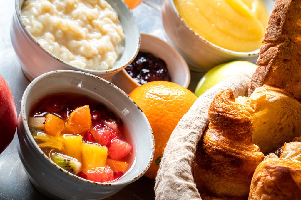 breakfast with pastries, fruit salad and compote - hotel restaurant auberge de la source