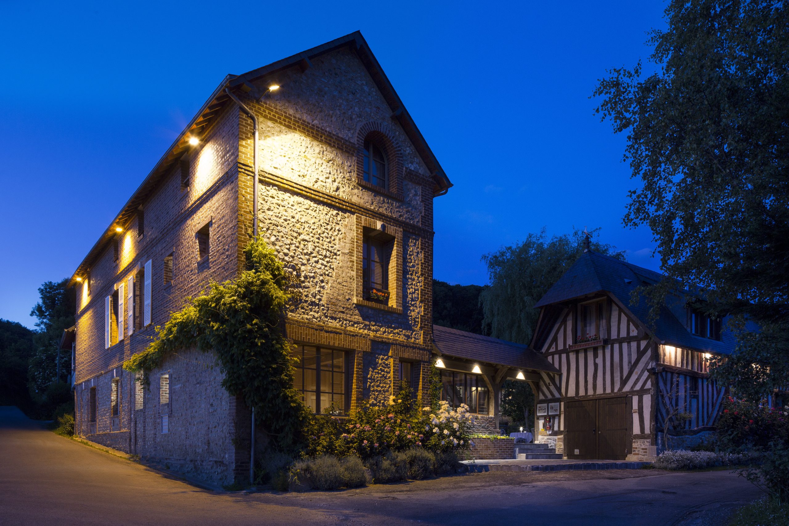 außen von l'auberge de la source de nuit - hotel de charme normandie