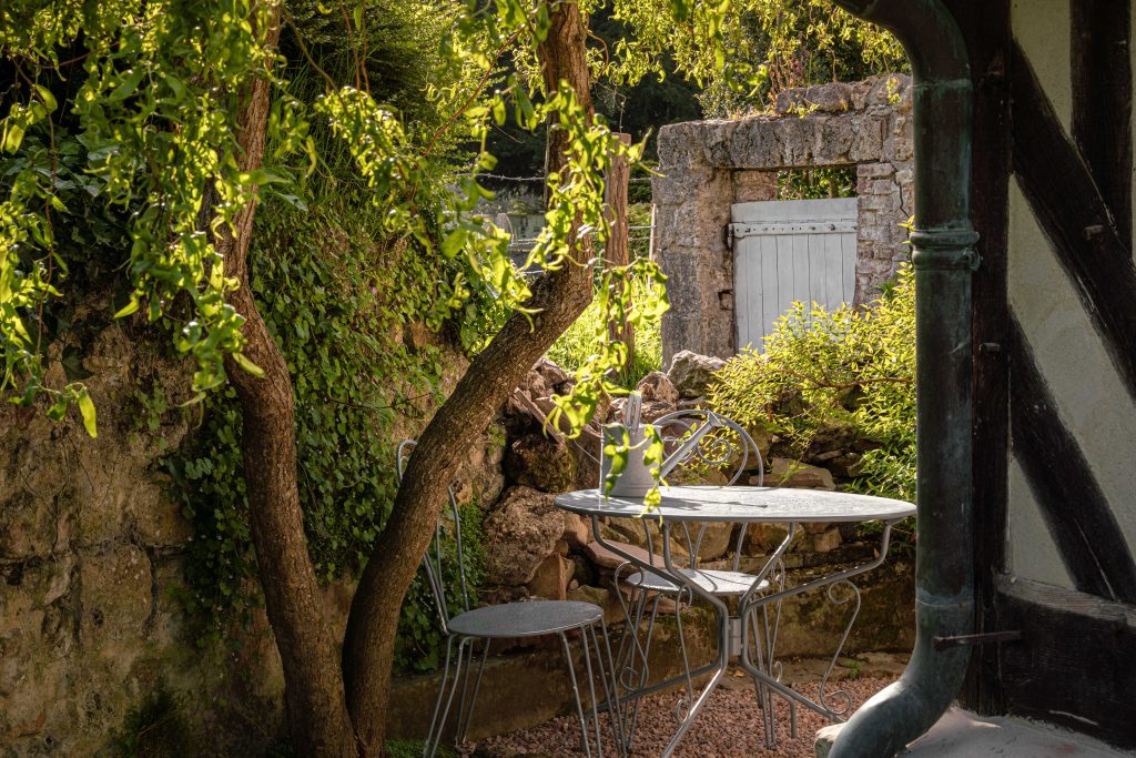 table extérieur à l'Auberge de la Source - hotel 4 etoiles honfleur