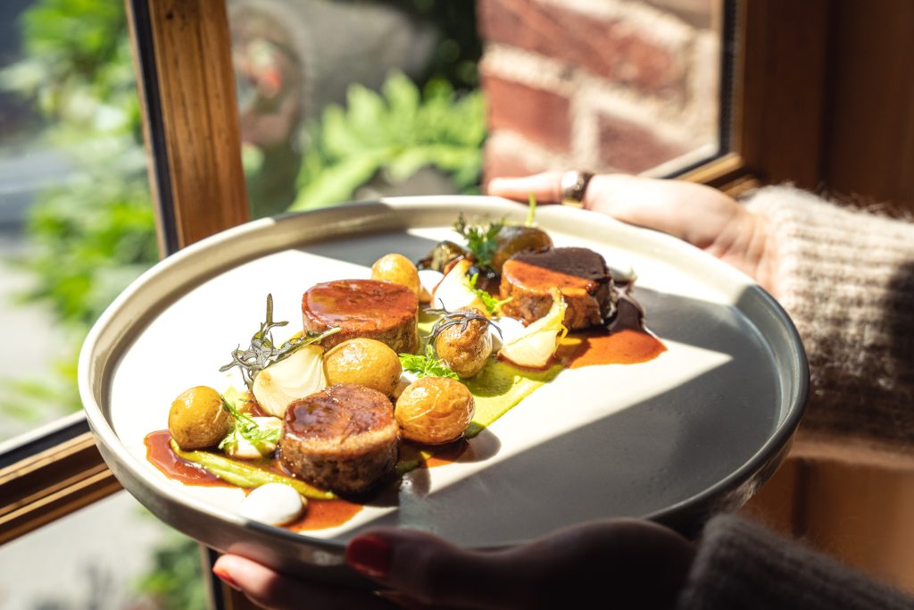 Gourmetgericht mit Kartoffeln aus dem Restaurant des l'auberge de la source - charmantes Hotel-Restaurant