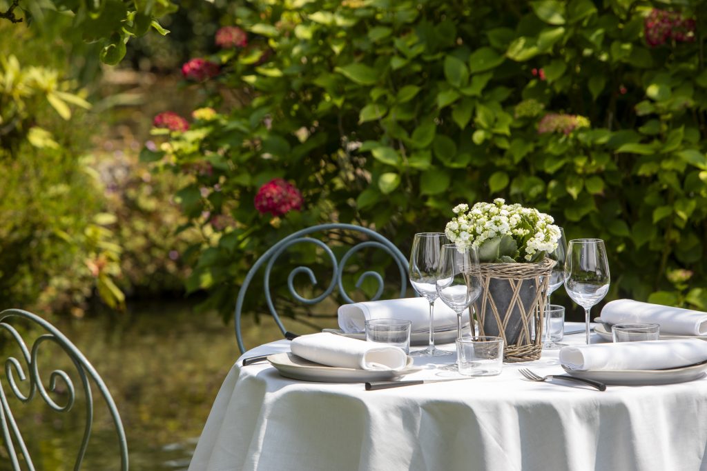 table dressée dans le jardin de l'Auberge de la Source - hotel 4 etoiles honfleur