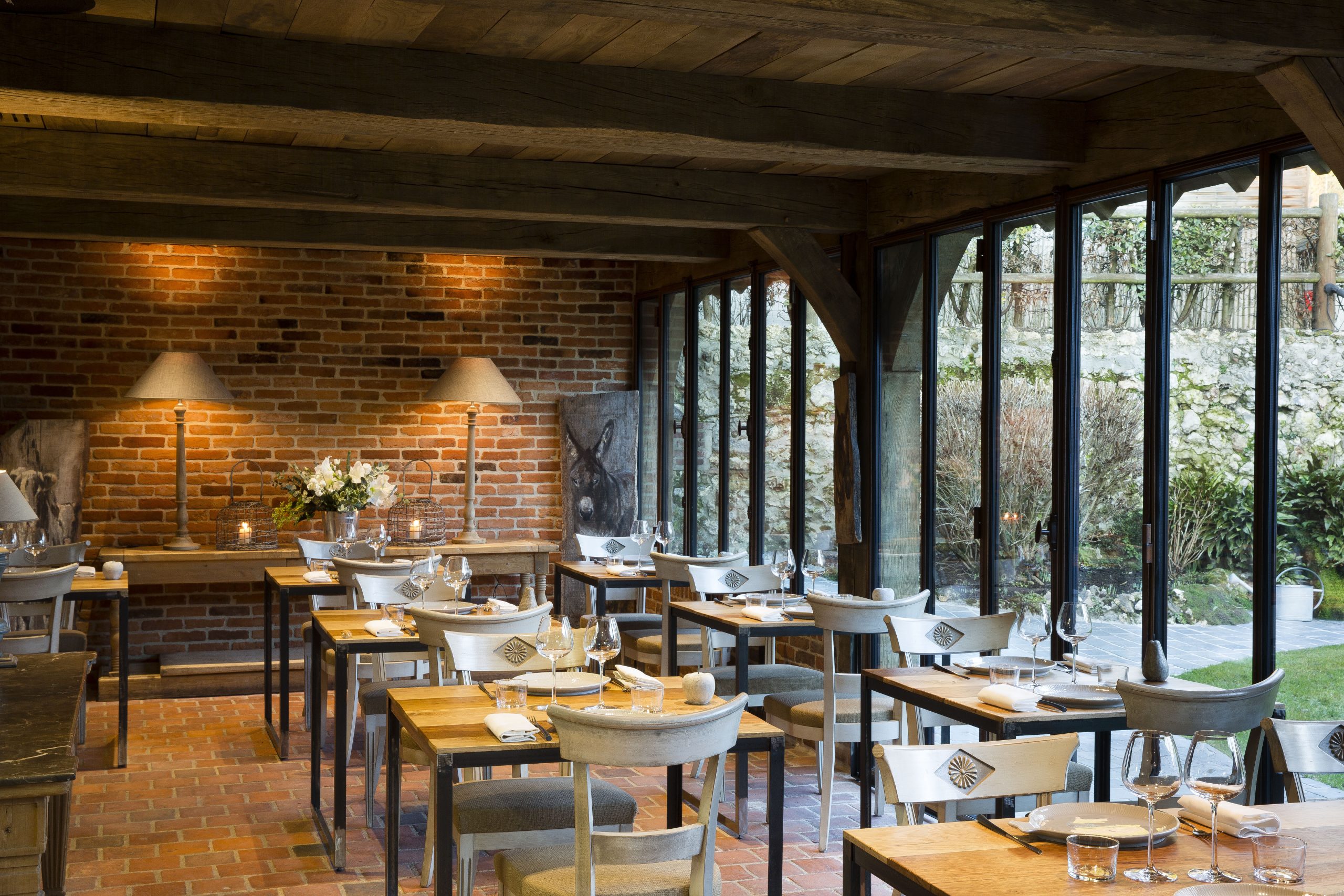 Restaurant der'Auberge de la Source mit gemütlicher und warmer Atmosphäre - charmantes Hotel-Restaurant