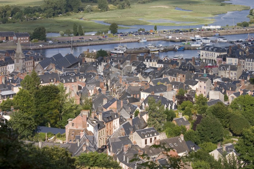 luchtfoto van de stad Honfleur - hotel 4 etoiles normandie